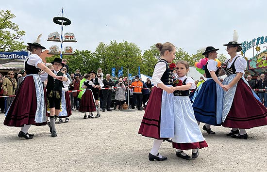 Maidult München 2022 auf dem Münchner Mariahilfplatz Auftakt mit Tanz der D'Loisachthaler Stamm Verein München (Foto: Martin Schmitz)